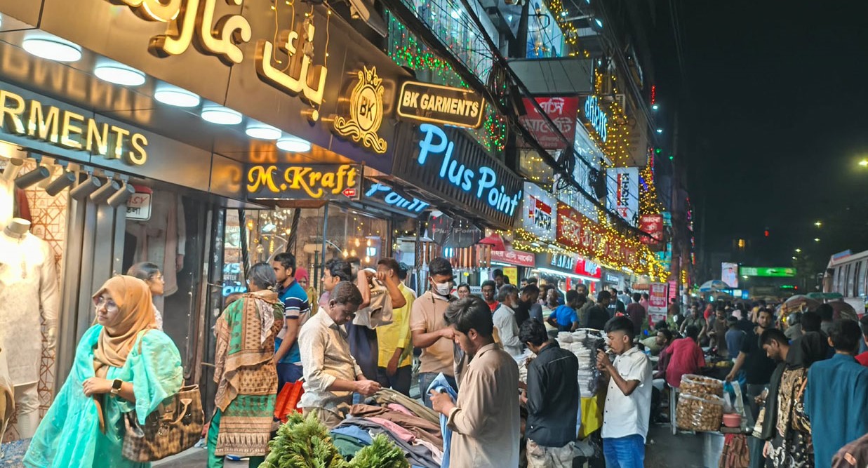 ঈদ কেনাকাটায় নিউমার্কেট-এলিফ্যান্ট রোডে উপচে পড়া ভিড়
