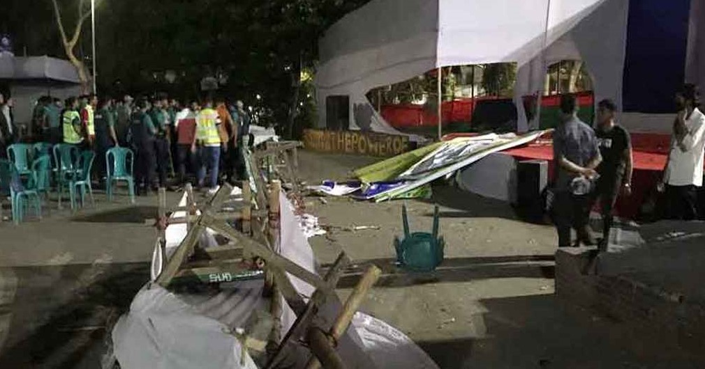 চট্টগ্রামে মিছিল নিয়ে এসে বর্ষবরণের অনুষ্ঠান মঞ্চ ভাঙচুর