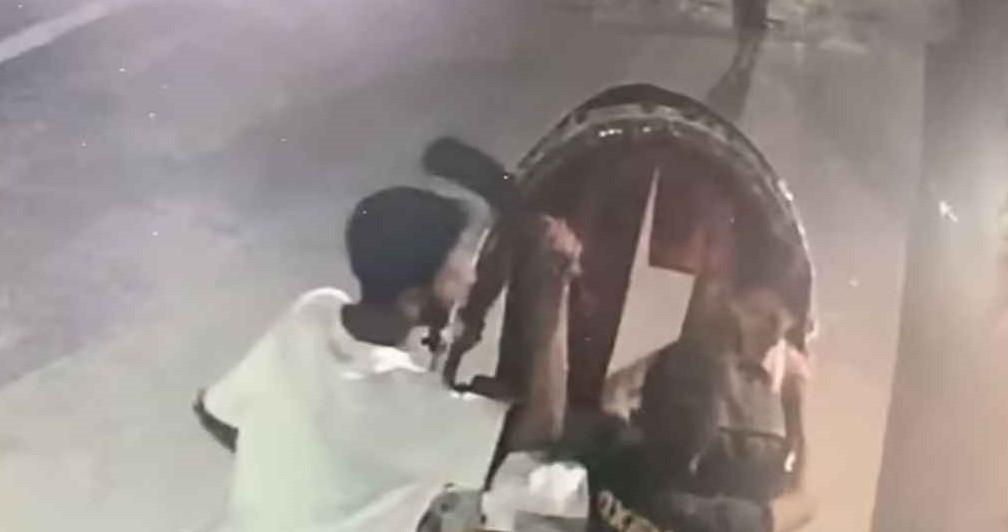রাজধানীতে চাপাতি ঠেকিয়ে ছিনতাই, ভিডিও ভাইরাল