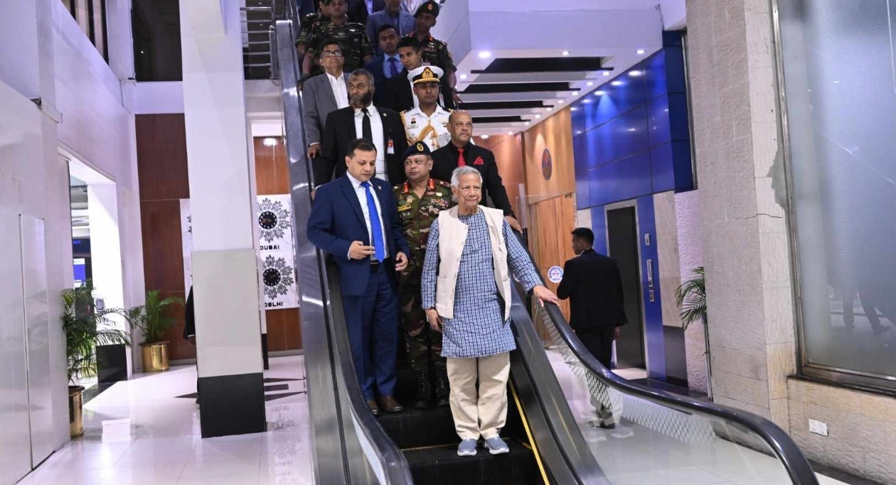 দেশে ফিরলেন প্রধান উপদেষ্টা