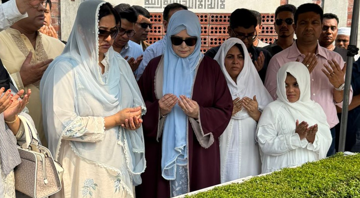 কোকোর কবর জিয়ারত করলেন ডা. জোবাইদা ও শামীলা