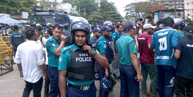 পুলিশের ব্যারিকেড ভেঙে যমুনার অভিমুখে জবি শিক্ষক-শিক্ষার্থীরা
