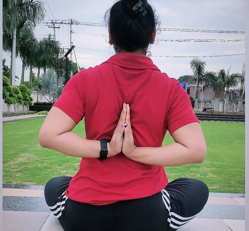বসে বসেই যেভাবে পেটের মেদ কমানো যায়