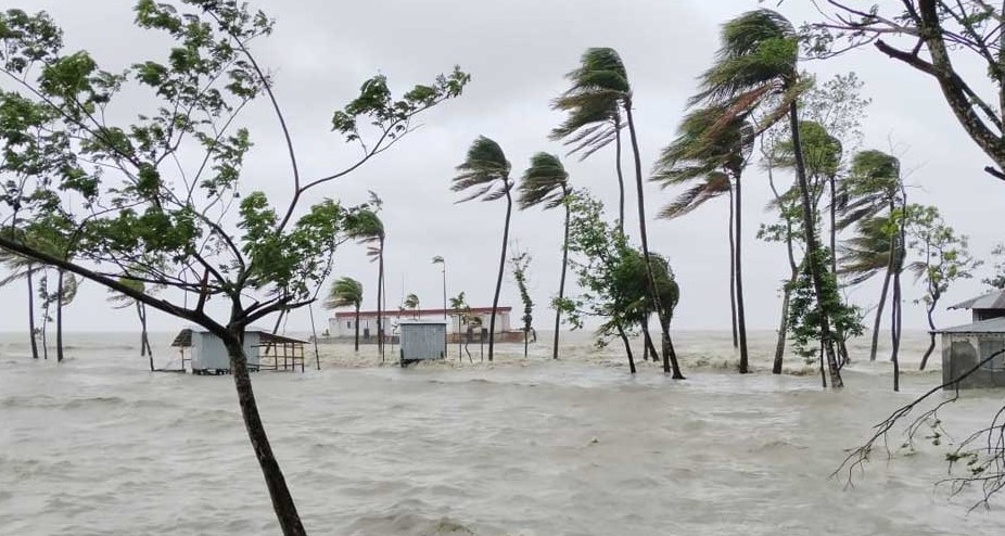 হাতিয়ার সঙ্গে সারাদেশের যোগাযোগ বিচ্ছিন্ন, তলিয়ে গেছে নিঝুমদ্বীপ