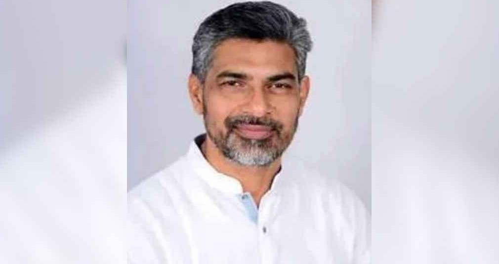সিঙ্গাপুর থেকে ফেরার পথে আওয়ামী লীগ নেতা আটক