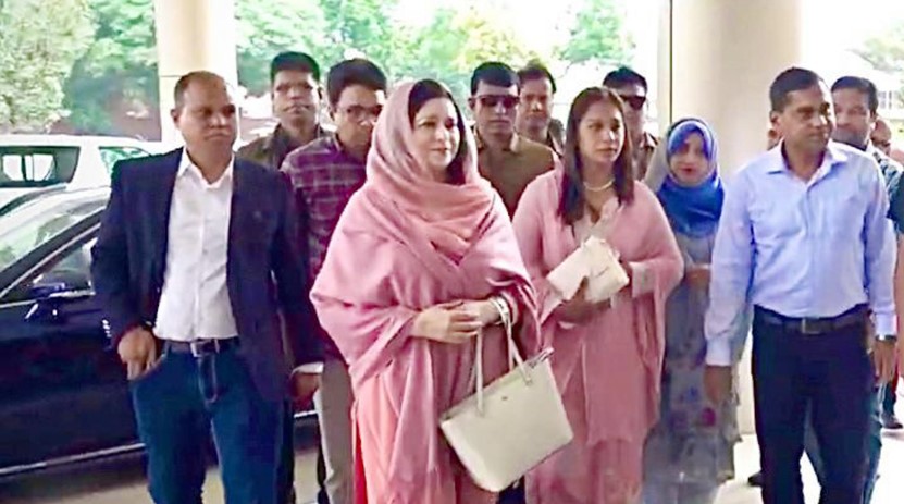 লন্ডনের উদ্দেশ্যে ঢাকা ছাড়লেন জুবাইদা রহমান