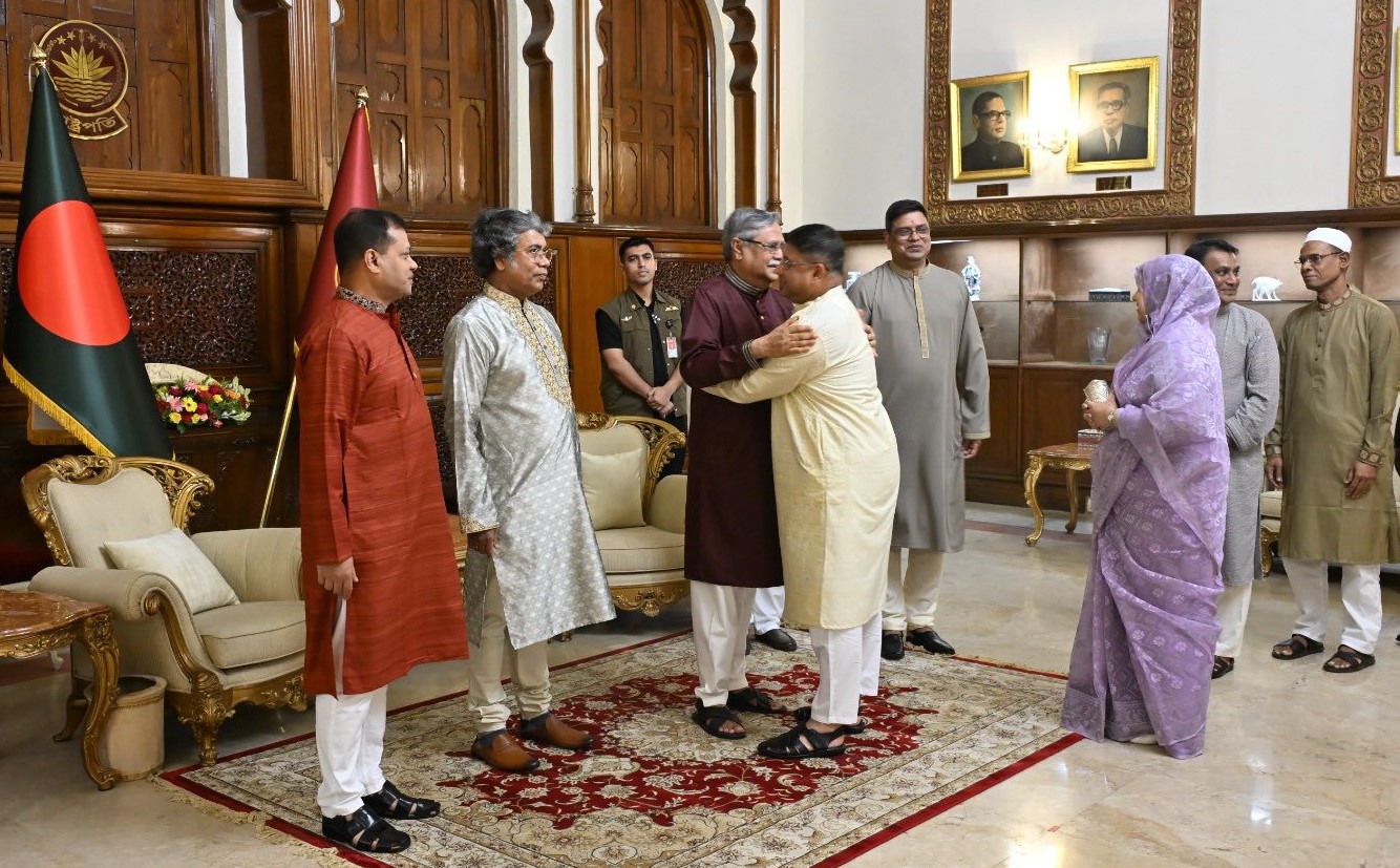 রাষ্ট্রপতির সাথে সেনাপ্রধানের সস্ত্রীক ঈদ শুভেচ্ছা বিনিময়