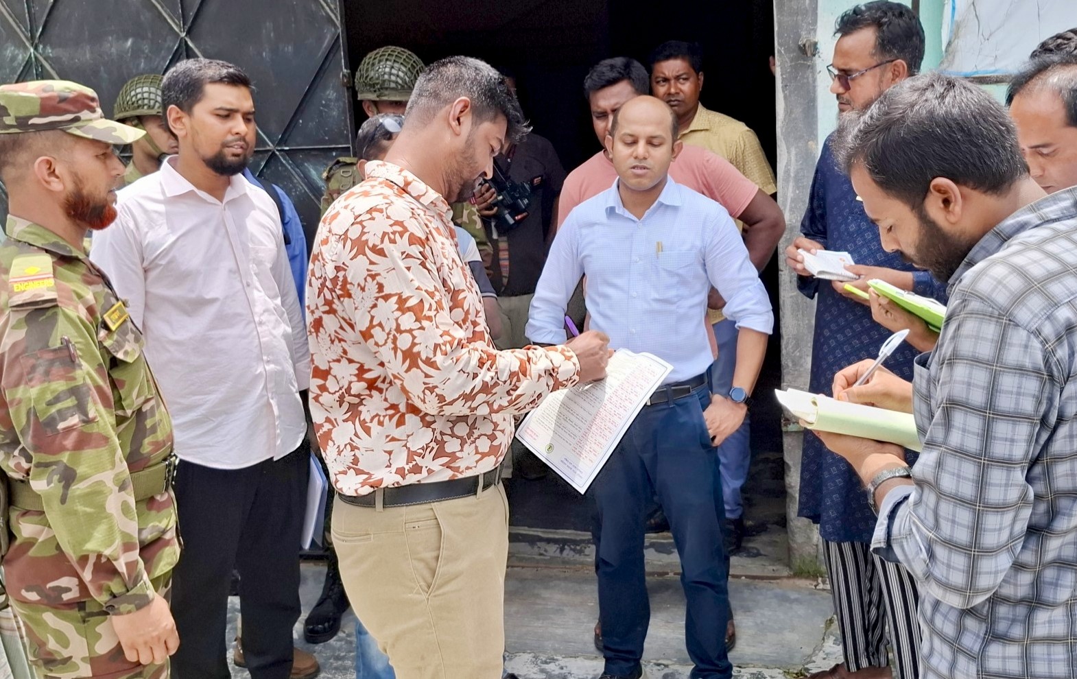 নওগাঁয় অবৈধভাবে ধান-চাল মজুদ, ৬ প্রতিষ্ঠানকে জরিমানা