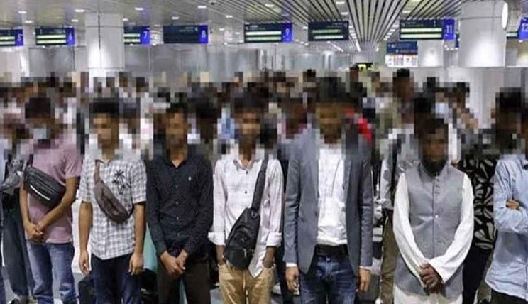 মালয়েশিয়ার বিমানবন্দর থেকে ২৬ বাংলাদেশি আটক
