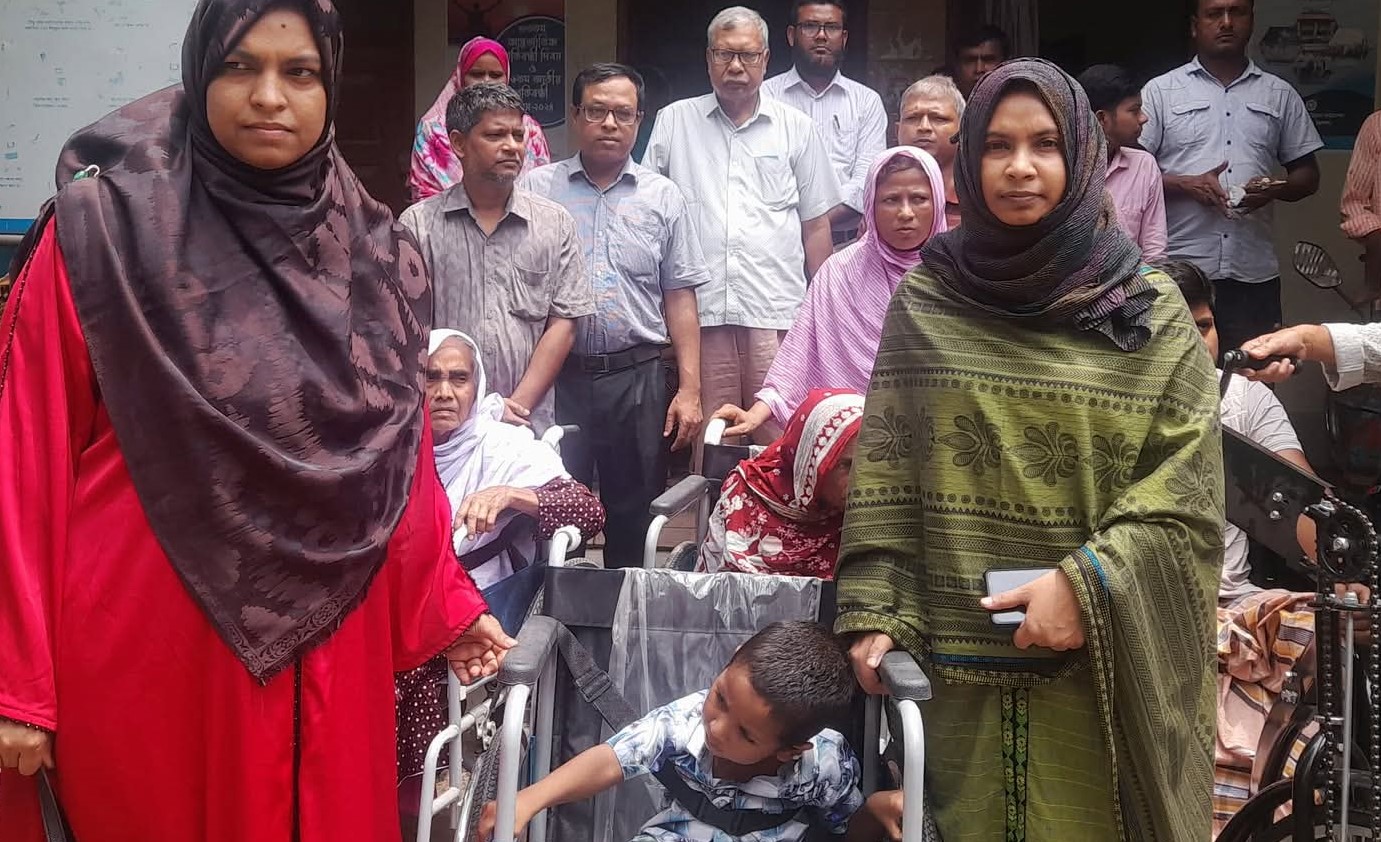 প্রতিবন্ধী সেবা ও সাহায্য কেন্দ্রের উদ্যোগে হুইলচেয়ার বিতরণ 