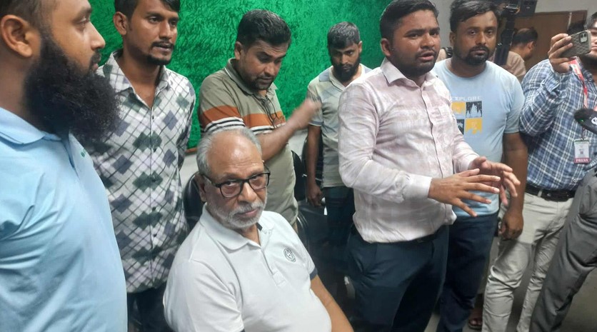 সাবেক মন্ত্রী লতিফ সিদ্দিকীকে ডিবি কার্যালয়ে নেওয়া হয়েছে