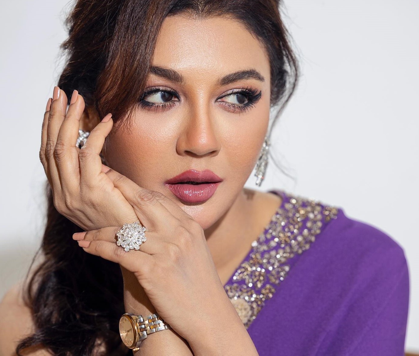 বেগুনি শাড়িতে জয়া আহসানের চমক