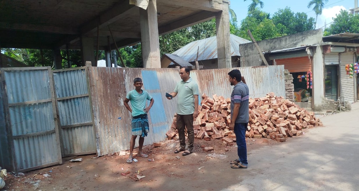 বাঞ্ছারামপুর সড়ক পরিদর্শন: নির্মাণ সামগ্রী সরানোর নির্দেশ