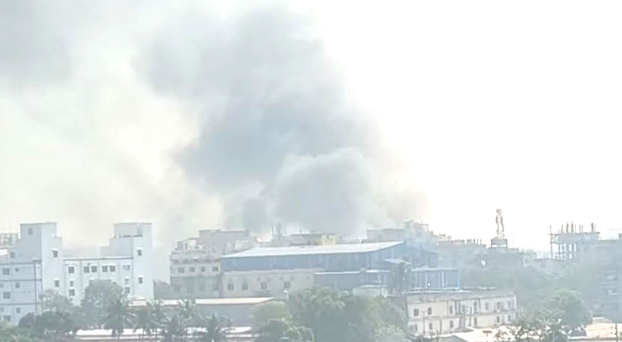 টঙ্গীতে তুলার গুদামে আগুন, নিয়ন্ত্রণে ৭ ইউনিট