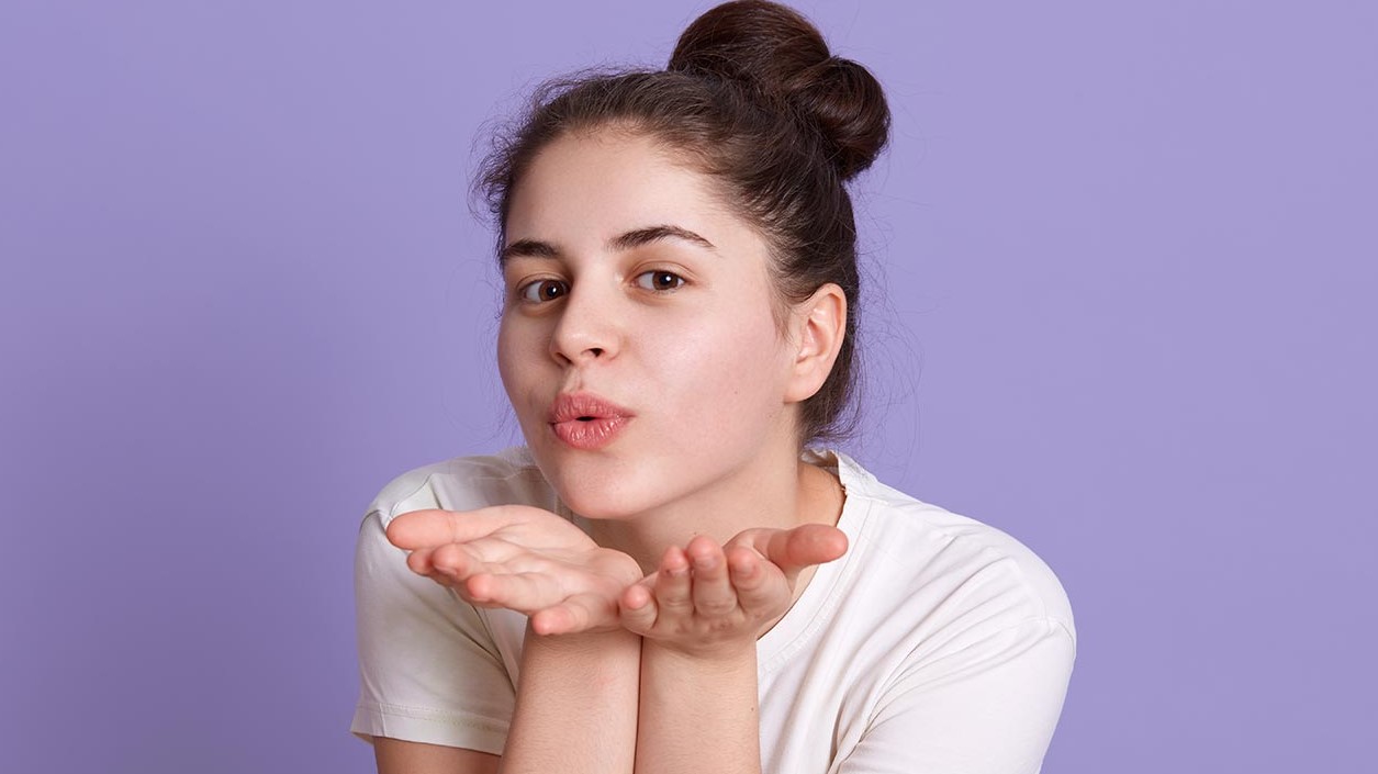 শীতে ঠোঁট ভালো রাখার ঘরোয়া উপায়