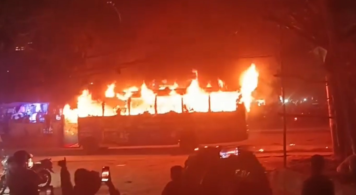 বাড্ডায় চলন্ত বাসে আগুন