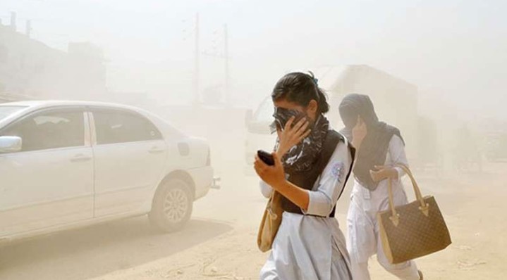 বায়ুদূষণে ঢাকা আজ বিশ্বে শীর্ষে 