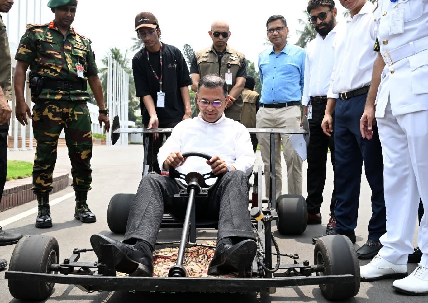 কলেজছাত্রের নির্মিত গো-কার্ট চালিয়ে উৎসাহ দিলেন প্রধানমন্ত্রী