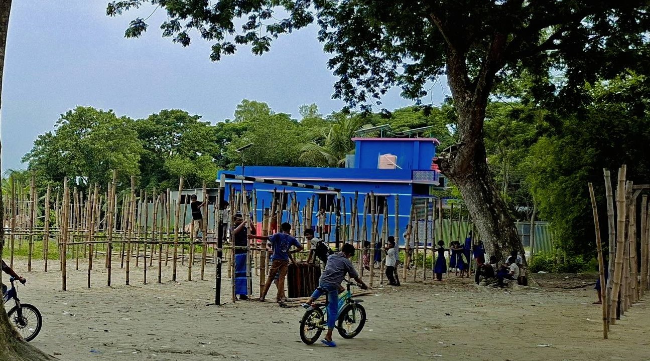 আইয়ুবপুর স্কুলে এখন গরু ছাগলের বাজার