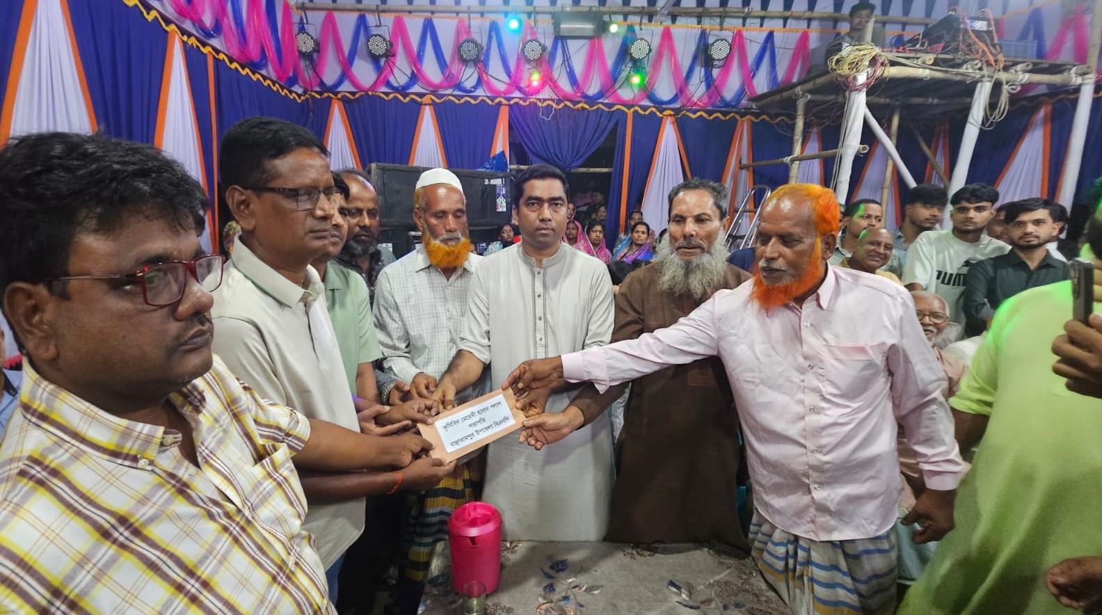 পূজামণ্ডপে কৃষিবিদ মেহেদী হাসান পলাশের আর্থিক অনুদান প্রদান 