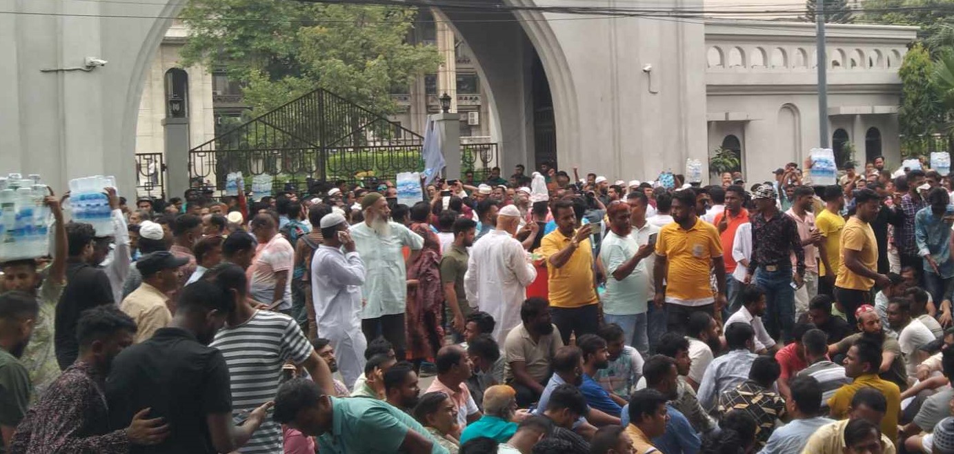আবারও নগরভবনে ইশরাকপন্থিরা, বন্ধ প্রধান ফটক