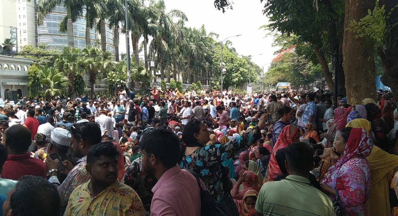 ব্লকেডে আটকা নগর ভবন, সেবা কার্যক্রম বন্ধ