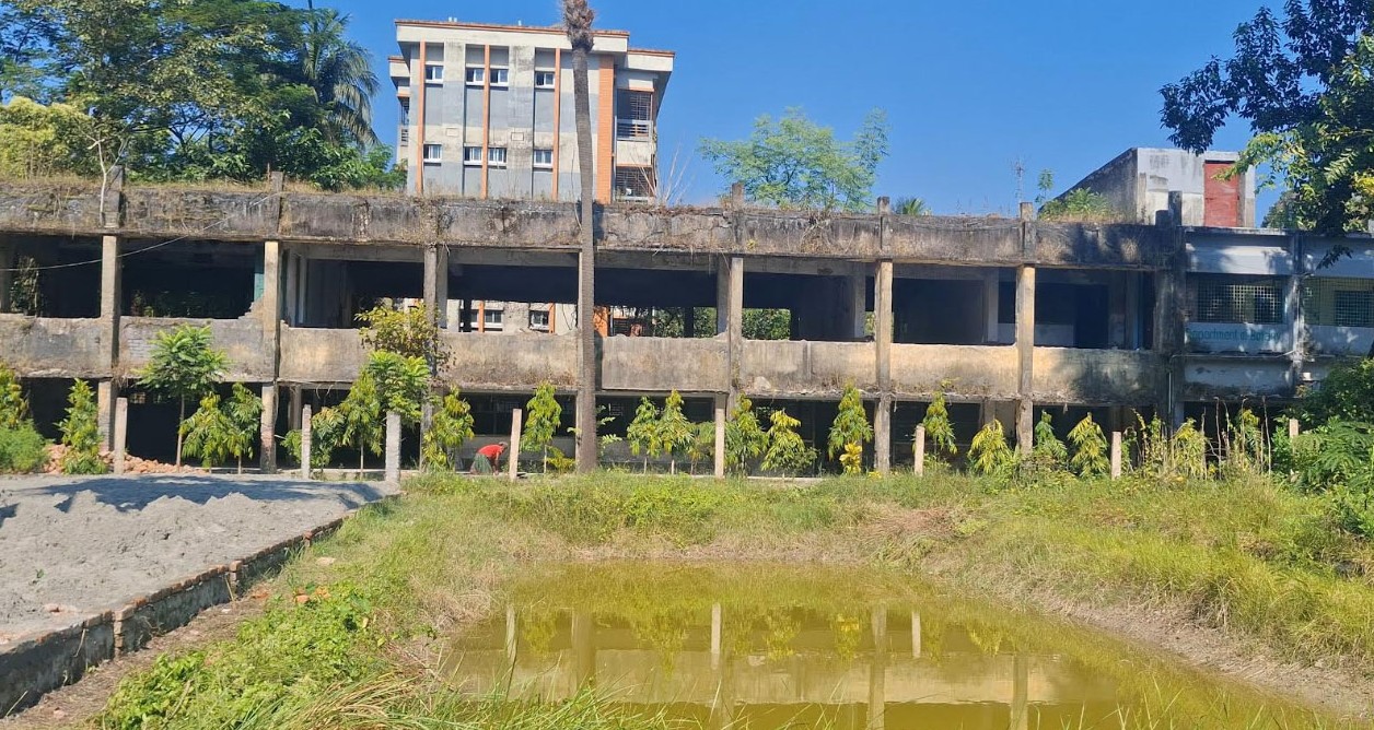 শতবর্ষী কলেজে ঝুঁকিপূর্ণ ভবনে চলছে ১১ হাজার শিক্ষার্থীর পাঠদান