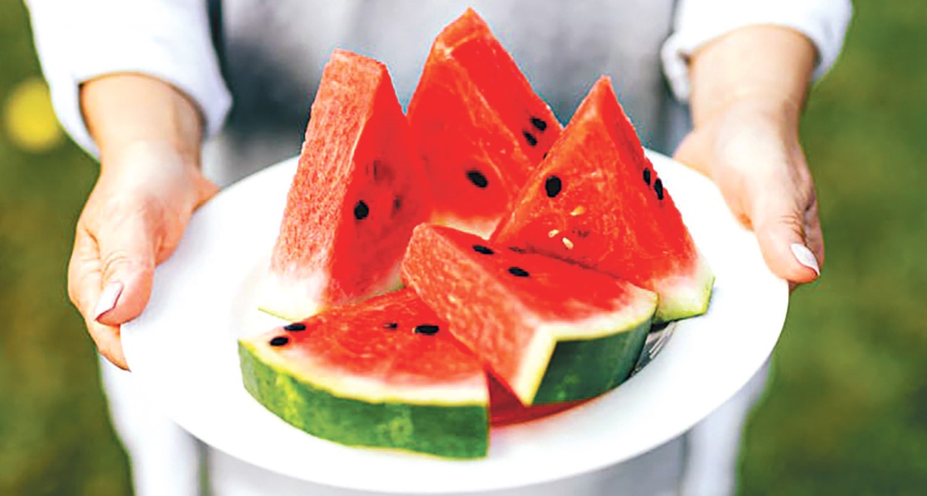 তরমুজে এক চিমটি লবণ মিশিয়ে খাবেন যে কারণে