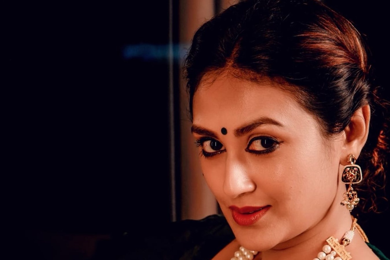 শাড়িতে স্নিগ্ধতা ছড়ালেন কুসুম শিকদার