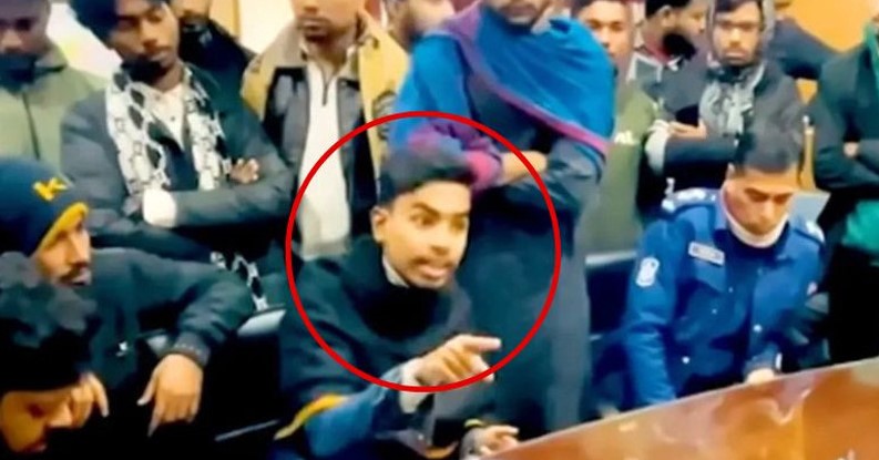 থানায় রক্ষা পেলেও ডিসি অফিসে গণপিটুনির শিকার ‘সমন্বয়ক’ মাহাদী