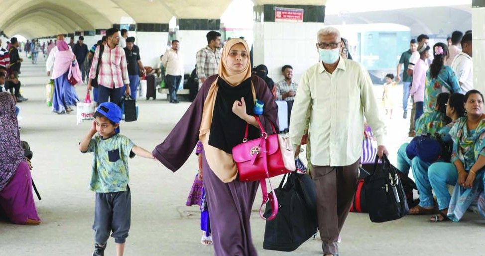 খুশির ঈদযাত্রা: ট্রেন ছাড়ছে সময় মতোই, উচ্ছ্বসিত ঘরমুখো মানুষ