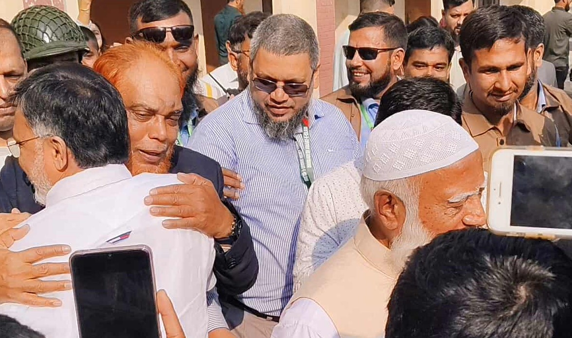 জামায়াত আমির-বিএনপি প্রার্থীর আলিঙ্গন