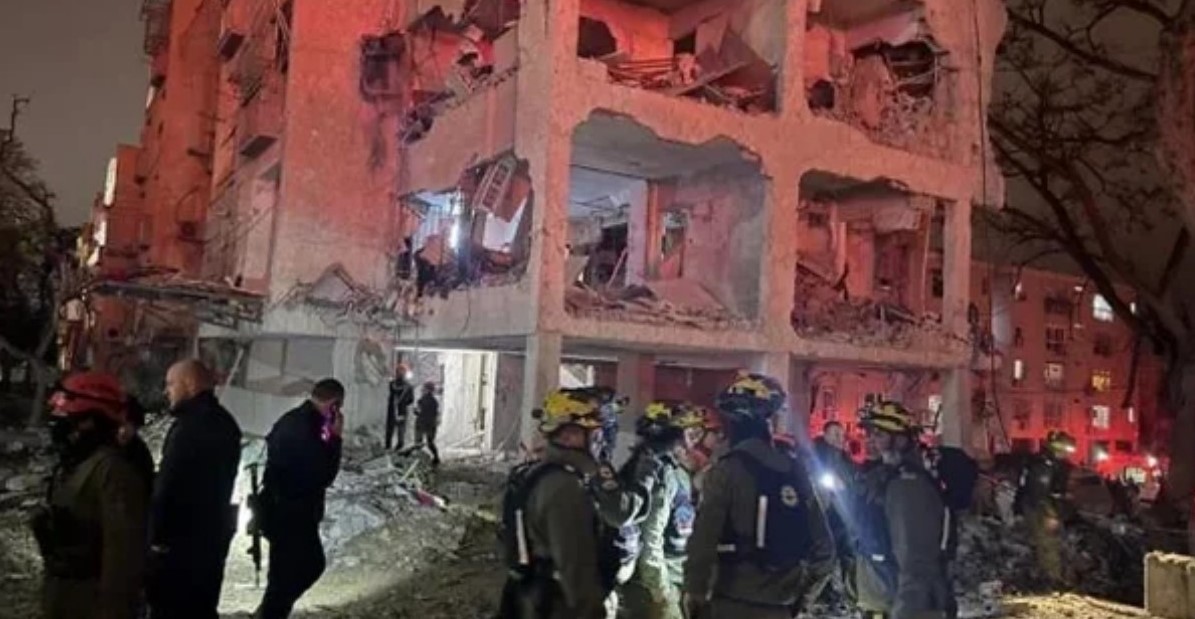 ইসরায়েলের আবাসিক ভবনে ইরানি ক্ষেপণাস্ত্রের আঘাত, ২ জন নিহত