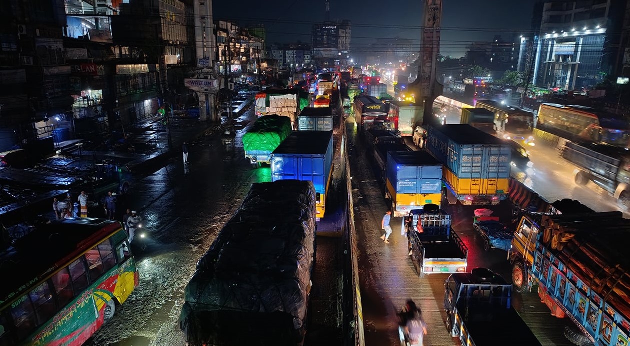 পাম্পে গাড়ির দীর্ঘ সিরিয়াল