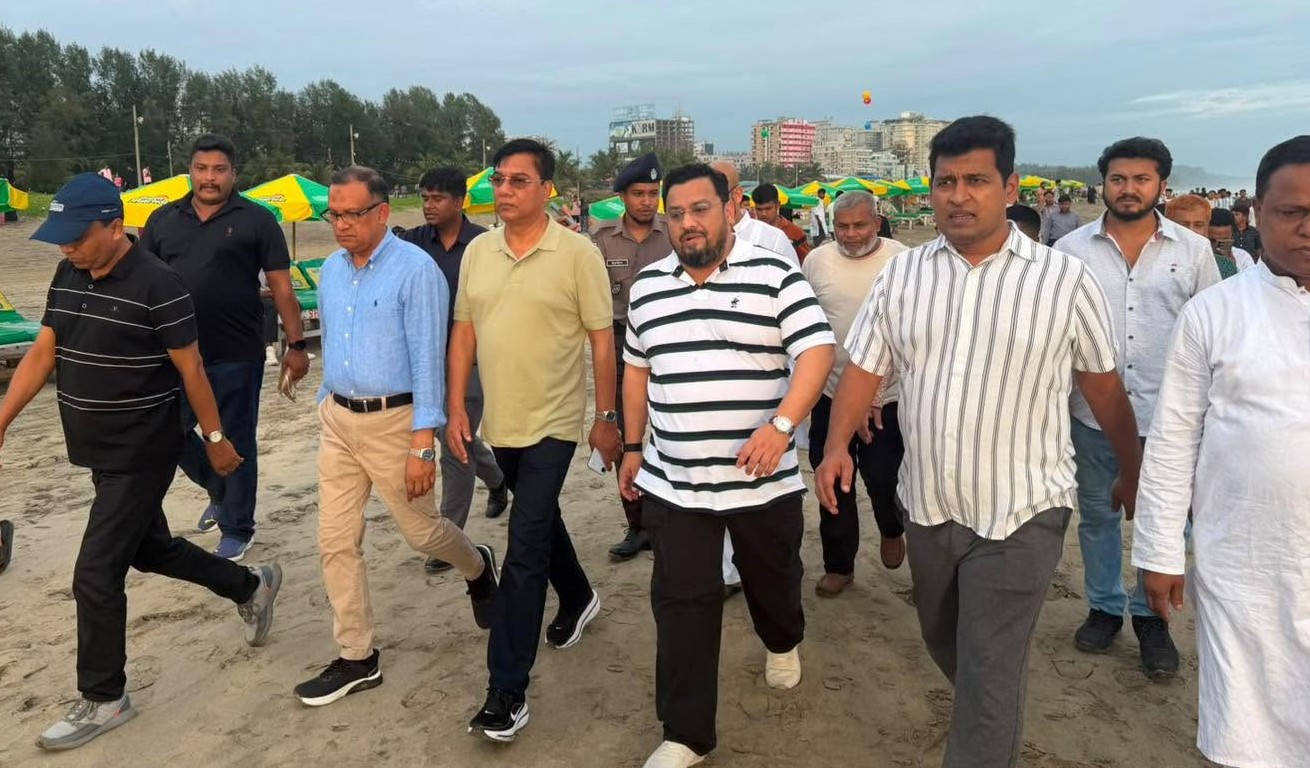 পর্যটন প্রতিমন্ত্রীর নেতৃত্বে কক্সবাজার সমুদ্র সৈকত পরিদর্শন
