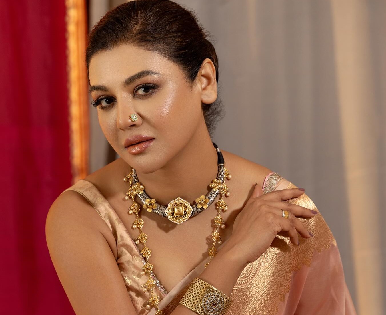 এবার শাড়িতে মুগ্ধতা ছড়ালেন জয়া