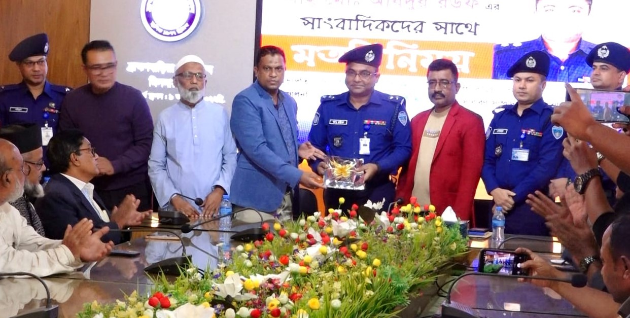 সাংবাদিকদের সাথে পুলিশ সুপার এর মতবিনিময়