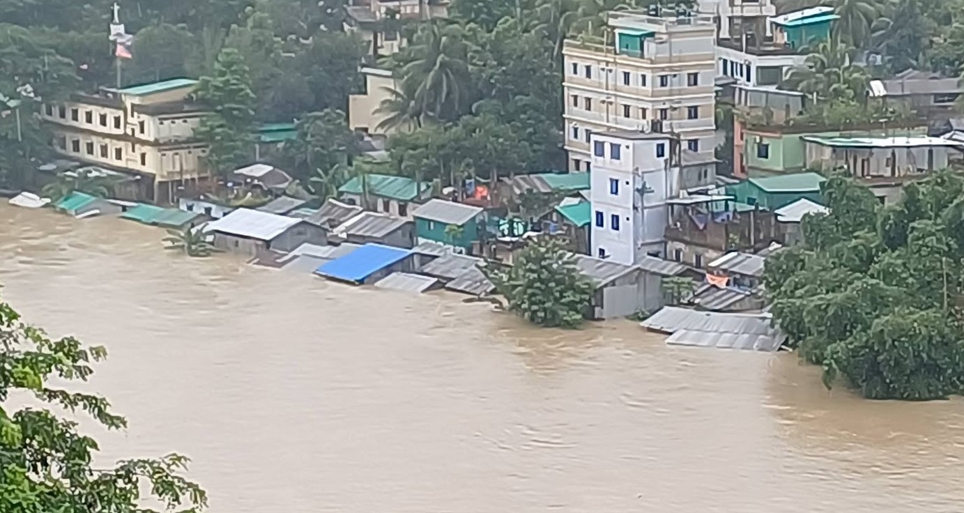 ভারী বৃষ্টিতে কয়েক অঞ্চলে বন্যার শঙ্কা