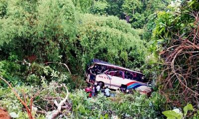রামগড়ে যাত্রীসহ বাস খাদে, ঘুমিয়ে পড়েছিলেন চালক