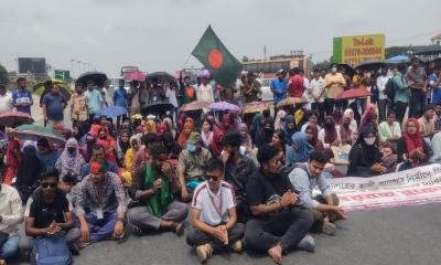 শাহজাদপুরে সড়কে রবীন্দ্র বিশ্ববিদ্যালয়ের শিক্ষার্থীরা