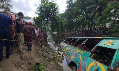 লক্ষ্মীপুরে যাত্রীবাহী বাস খালে, নিহত ৫