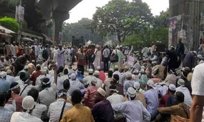 পল্টনের সড়কে ইবতেদায়ি শিক্ষকদের অবস্থান, যান চলাচল বন্ধ
