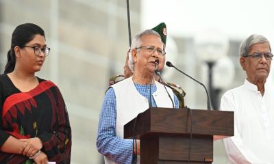 ‘জুলাই ঘোষণাপত্র’ পাঠের সময় ড. ইউনূসের পাশে থাকা কে এই তরুণী!