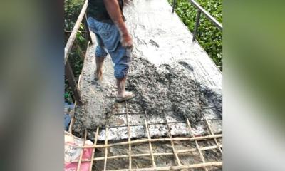 আগৈলঝাড়ায় সেতুতে রডের বদলে বাঁশের কঞ্চি