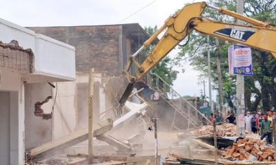 দুর্গাপুরে অবৈধ দখল উচ্ছেদ অভিযান, গুঁড়িয়ে দেওয়া হলো ৩৫টি স্থাপনা