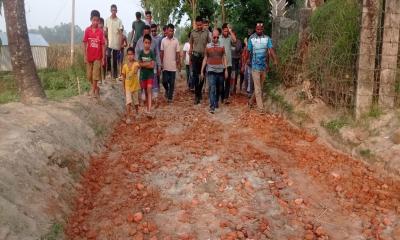 রৌমারীতে রাস্তা নির্মাণে নিম্নমানের সামগ্রী