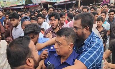 মুরাদনগরে উপদেষ্টা আসিফের পদত্যাগ দাবির বিক্ষোভে পুলিশের বাধা