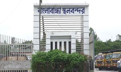বাংলাবান্ধা থেকে ফেরত এলো পিভিসি ডোরের গাড়ি