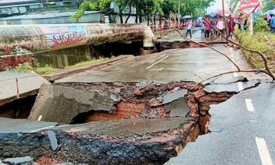 টানা বৃষ্টিতে চট্টগ্রামে দেবে গেছে সড়ক, জলাবদ্ধতায় ভোগান্তি