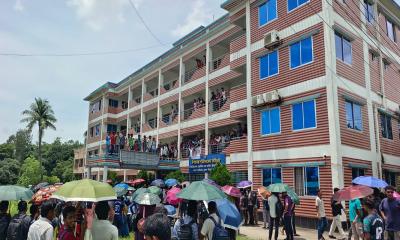 মৎস্য বীজ খামার দখল করে ‘শহীদ মীর মুগ্ধ হল’ ঘোষণা
